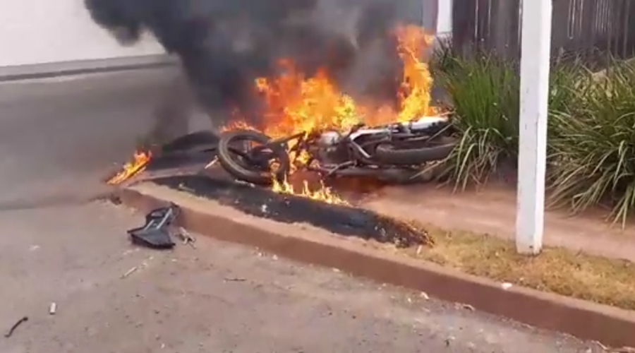 Após colisão moto pega fogo e fica totalmente destruída no interior de MT; veja vídeo 1