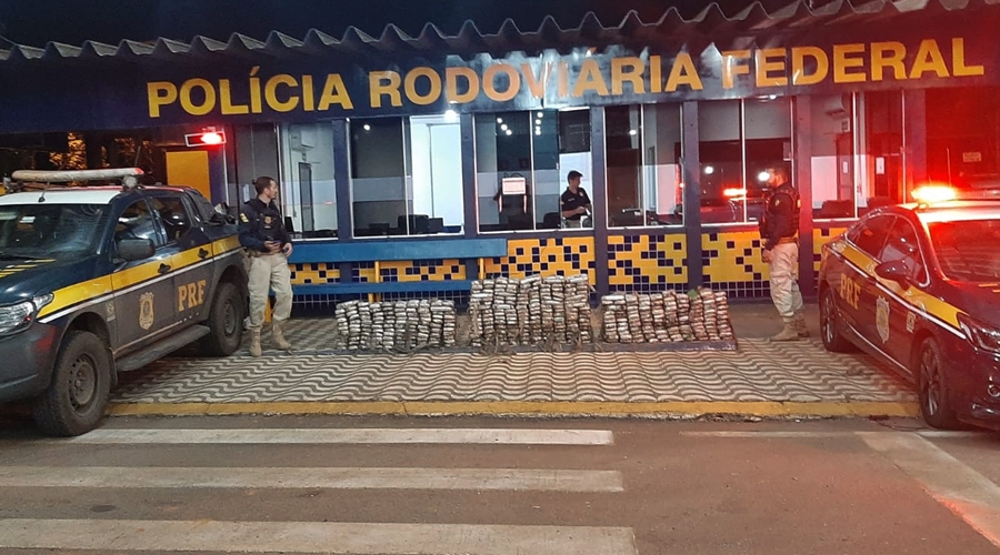 Em abordagem de rotina PRF apreende 390 Kg de pasta base de cocaína e prende caminhoneiro em Rondonópolis 1