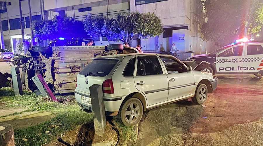 Motorista de TAXI se distrai invade a preferencial ocasiona colisão e em seguida capota 1