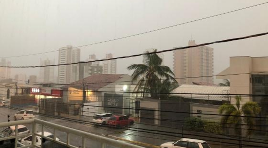 Temporal em Cuiabá com descarga de Raio deixa 10 mil casas sem energia 1