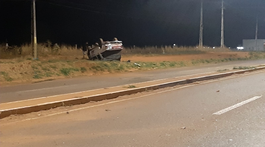 Caminhonete capota na Avenida dos Estudantes em Rondonópolis e duas pessoas ficam feridas 1