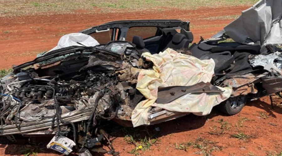 EcoSport colide violentamente de frente com carreta e mulher morre presa as ferragens 1