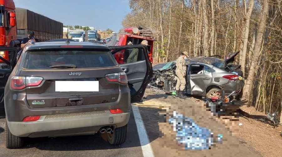 Colisão violenta entre Jeep e Toyota Yaris deixa dois mortos e quatro feridos no interior de MT 1