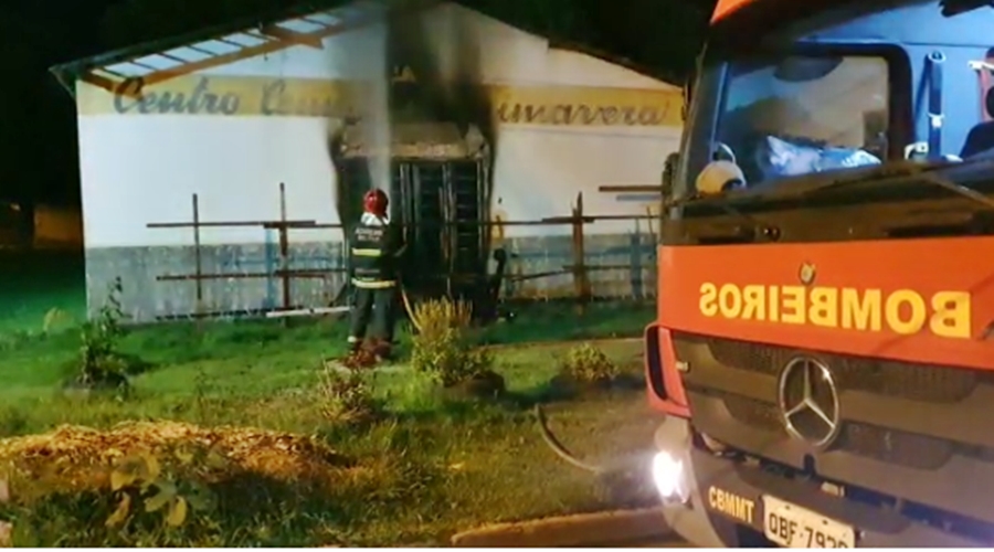 Centro Comunitário abandonado no Jardim Primavera pega fogo e chamas são contidas pelo Corpo de Bombeiros 1