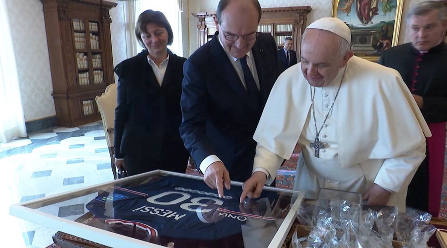 Premiê francês presenteia papa com camisa de Messi autografada 1