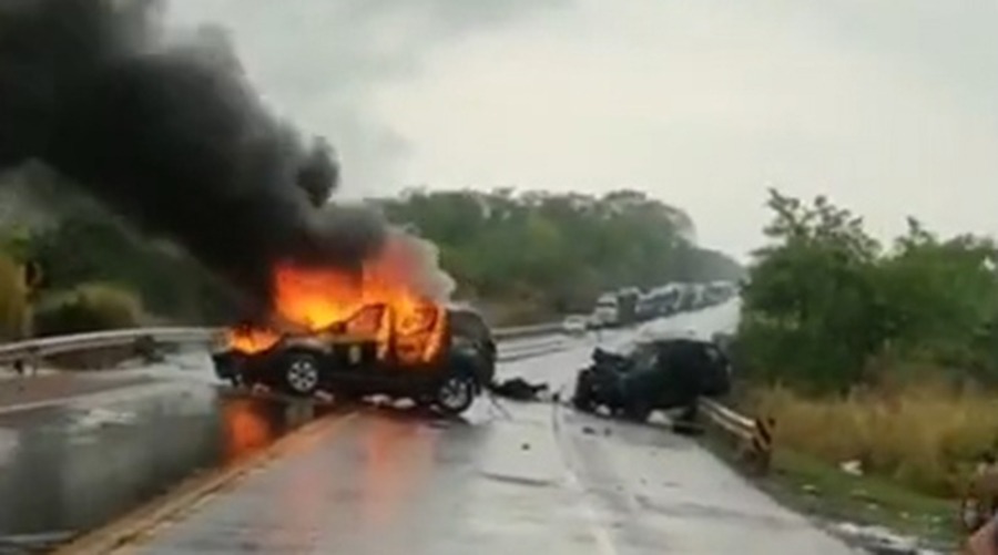 Uma colisão violenta entre uma viatura da PRF e um Jeep deixa dois mortos 1