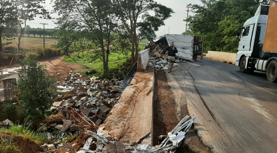 Carreta tomba na BR 364 em Rondonópolis e quase esmagada motociclista 1