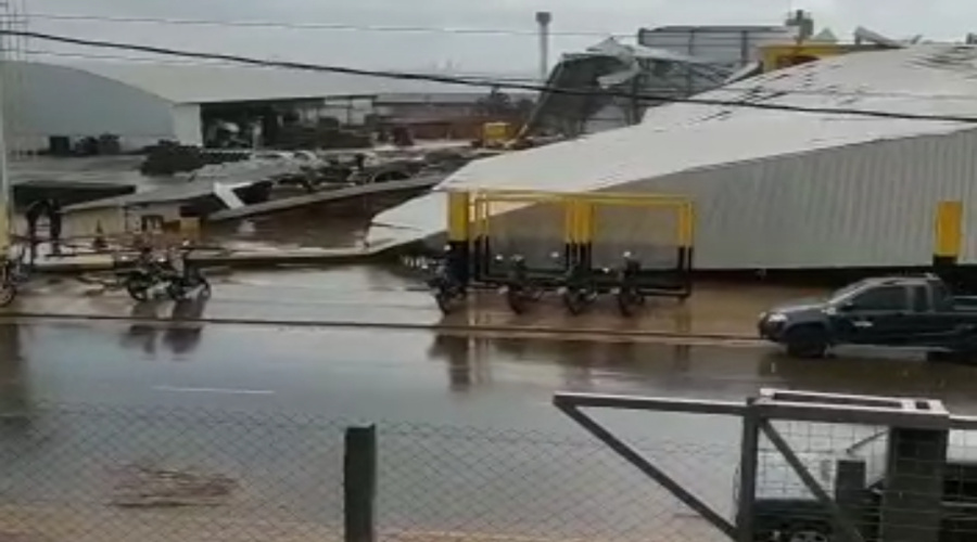 Forte chuva acompanhada de ventania derruba barracão de empresa em Rondonópolis 1