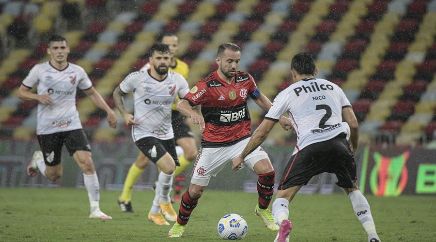 Flamengo atropela Athletico-PR no Maracanã e sobe no G4 do Brasileiro 1