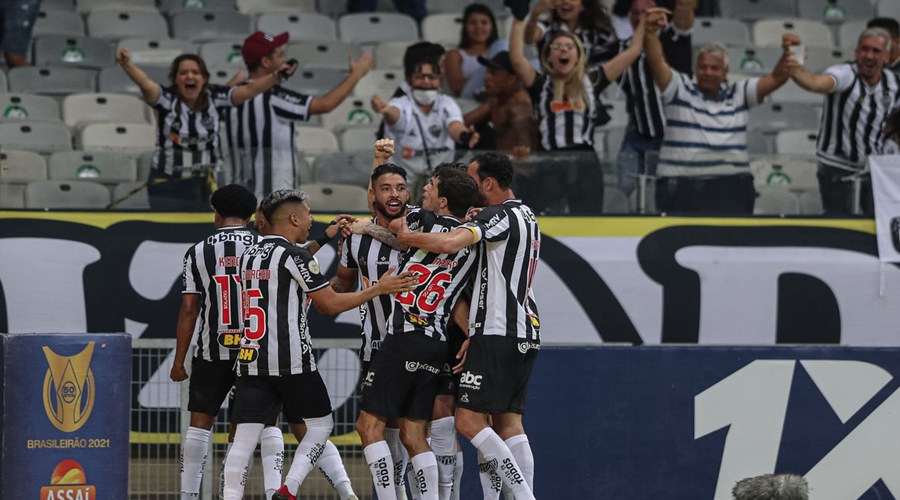 Atlético-MG vence Santos de virada e mantém vantagem no Brasileiro 1