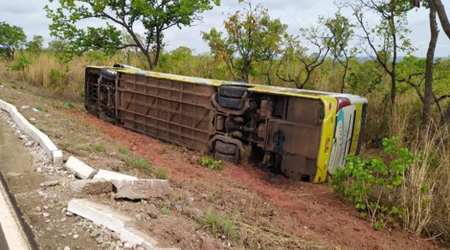 Motorista perde o controle da direção de ônibus sai da pista tomba e quatro pessoas ficam feridas 1