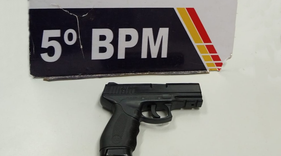 PM prende homem com mandado de prisão em aberto com simulacro de pistola na cintura 1