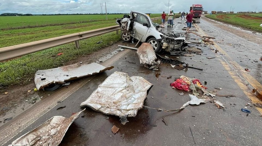 Acidente envolvendo duas carretas e automóvel Corolla deixa uma pessoa morta e outra ferida em MT 1