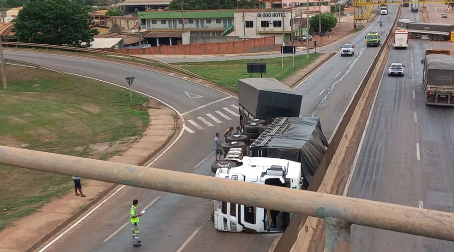 Carreta carregada de adubo tomba na BR 364 próximo ao viaduto em Rondonópolis 1