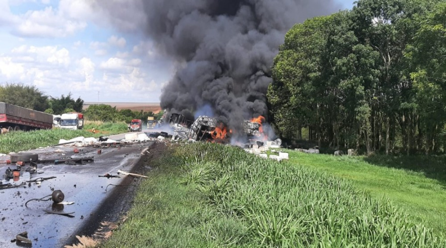 Batida entre três veículos de carga na BR 364 próximo a Serra da Petrovina deixa um morto e dois feridos 1