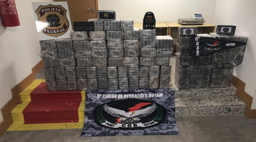 Polícia Militar apreende carreta com 427 kg de cocaína pura 1