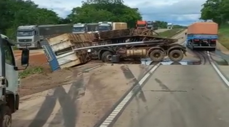 Batida entre três veículos de carga na Serra de São Vicente deixa um motorista ferido 1