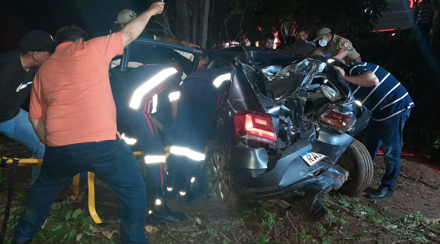 Casal fica ferido após veículo sair da pista e bater em árvore na Rodovia do Peixe 1