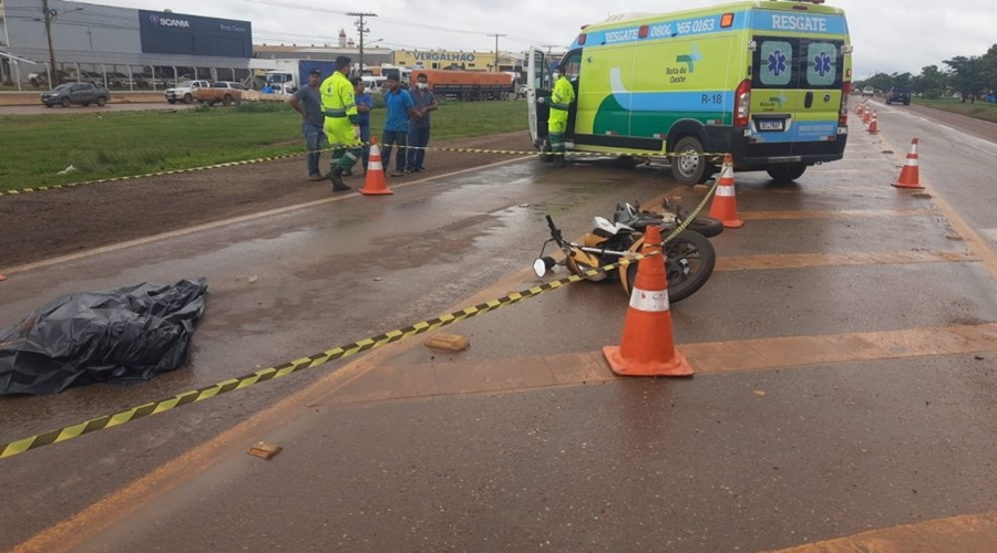 Mulher tem corpo esmagado em acidente de trânsito envolvendo moto e carreta no interior de MT 1