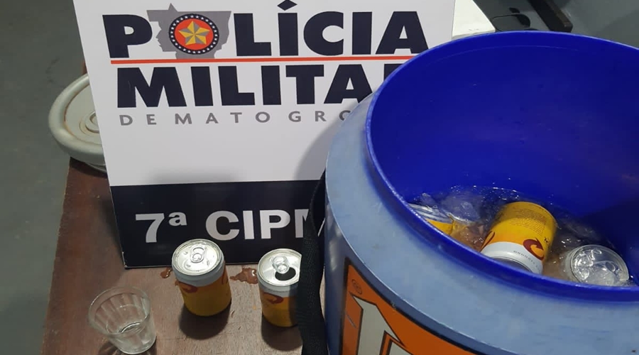 Individuo estaciona carro no meio da rua para ingerir bebida alcoólica e é preso pela PM por embriaguez ao volante 1