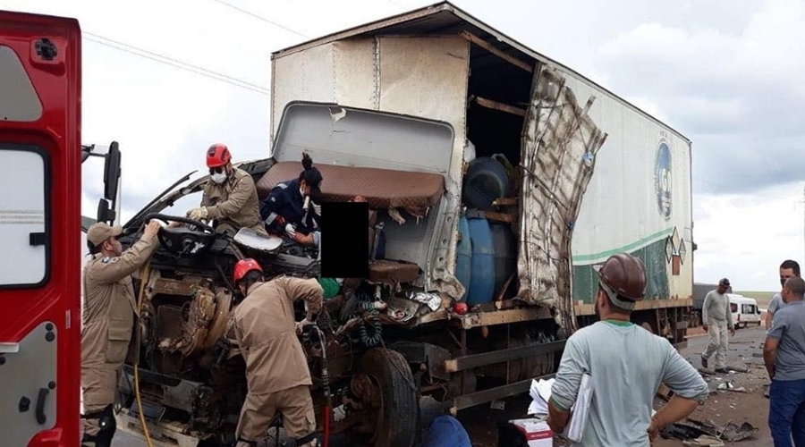 Caminhoneiro fica gravemente ferido após colisão traseira no interior de MT 1