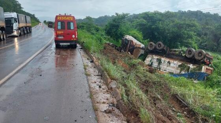 Dois veículos de carga colidem na BR 163 e um dos condutores morre na hora 1