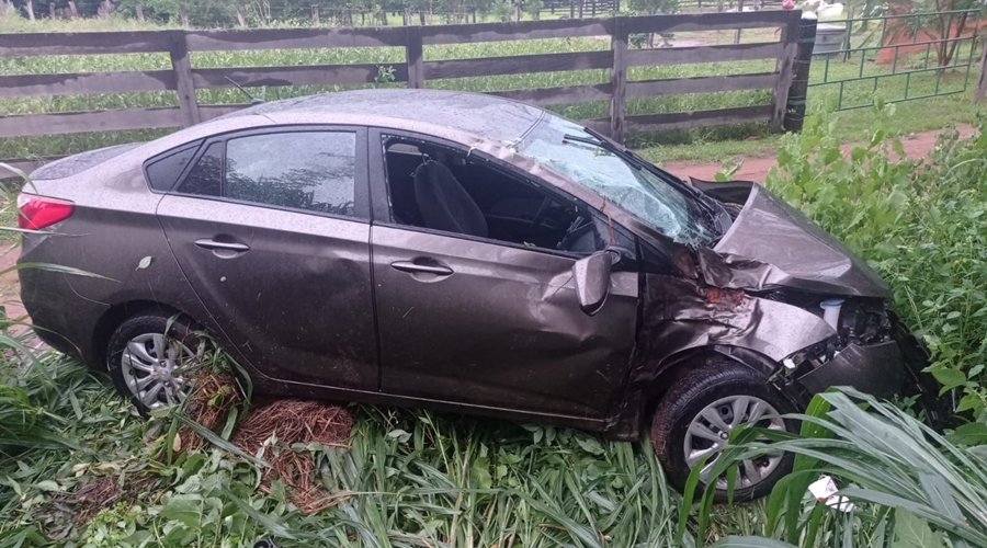 Três pessoas ficam feridas após veículo capotar na zona rural de Jaciara 1