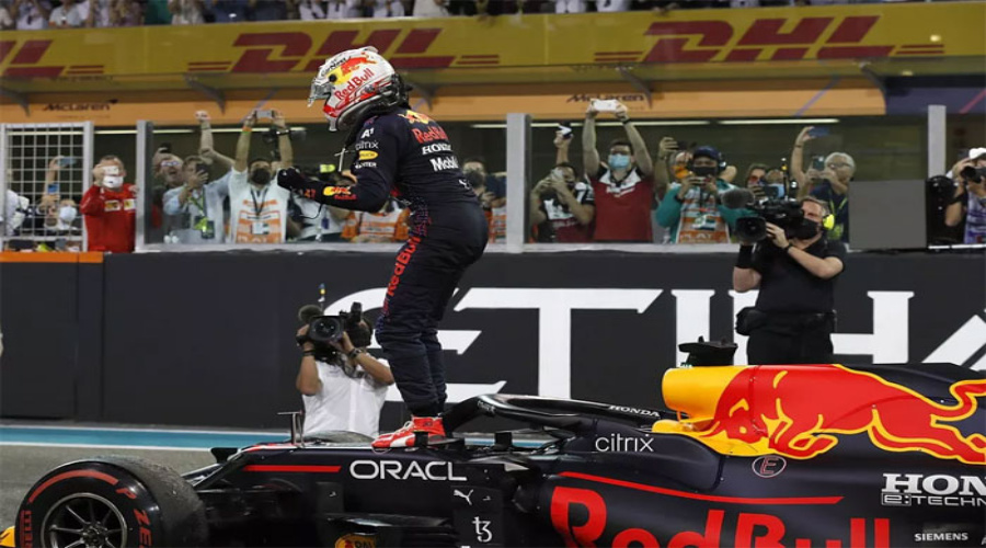 Verstappen passa Hamilton na última volta e é campeão 1