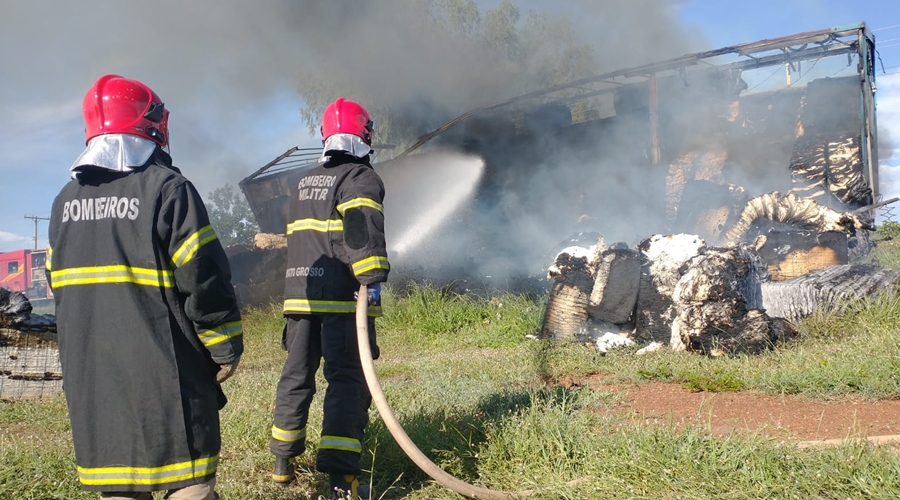 Carreta com carga de algodão pega fogo na MT 130 e bombeiros combatem as chamas 1