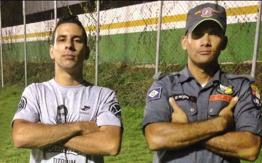 Grato por ter sido salvo de afogamento por policial militar jovem adota a mesma profissão do seu herói 1