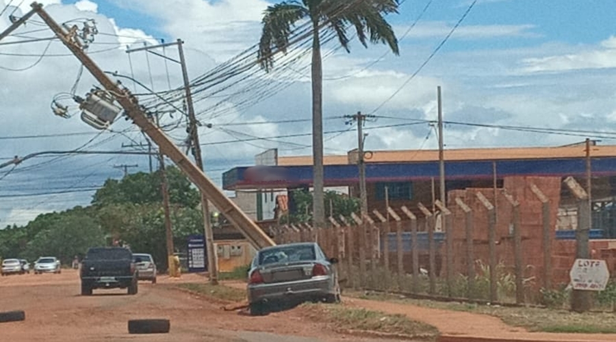 Motorista perde o controle de carro e colide em poste em Rondonópolis 1