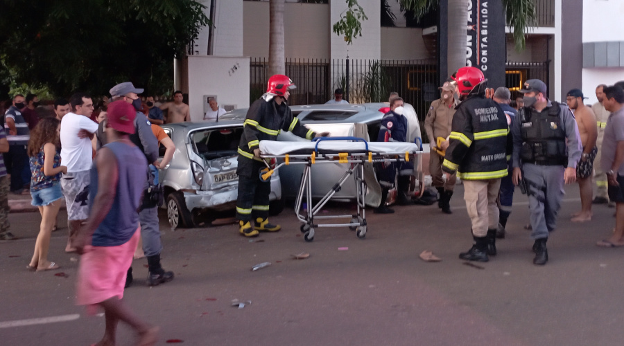 Condutor de Jeep Compass fura preferencial causa capotamento e mulher fica ferida 1