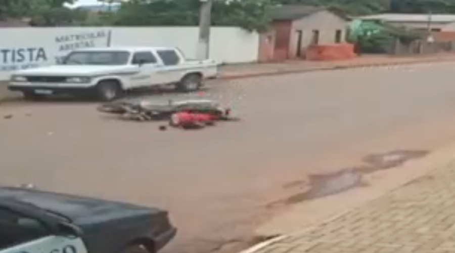 Motoqueiro bate em caminhonete estacionada e fica em estado grave no interior de MT 1