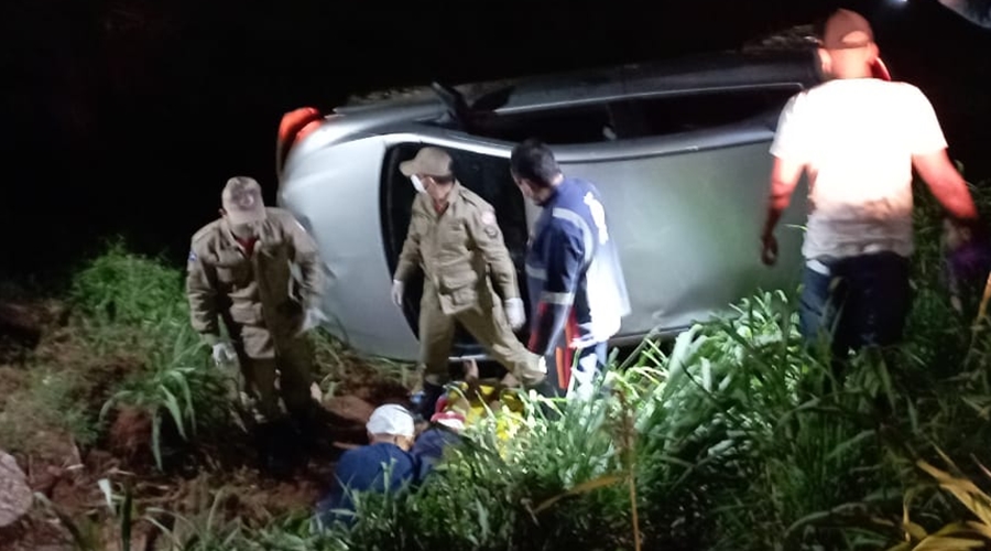 Veículo com quatro ocupantes capota em Rondonópolis e três são socorridos pelo Samu 1