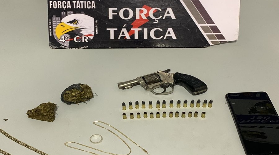 Após denúncia anônima Força Tática prende trio com droga arma e munições 1