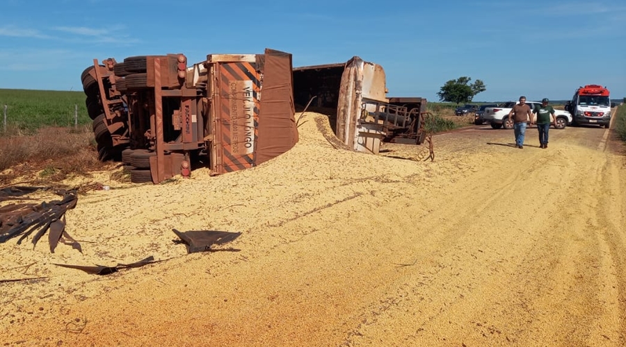 Carreta carregada de soja tomba na MT 270 e caminhoneiro fica ferido 1