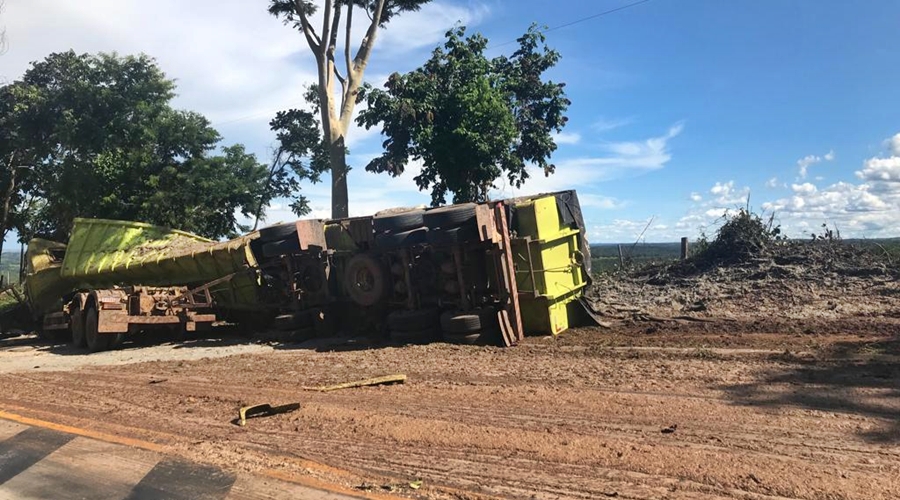 Carreta apresenta problema mecânico, tomba na BR 364 próximo a Jaciara e caminhoneiro morre 1