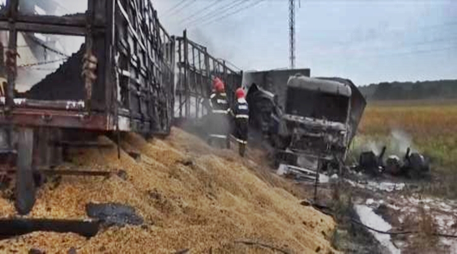 Após colisão frontal carretas pegam fogo e caminhoneiro morre carbonizado 1