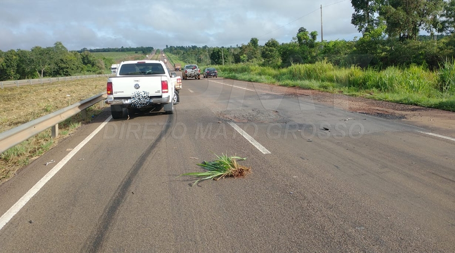 Buraco na BR 364 causa colisão entre caminhonete e carreta em Rondonópolis 1