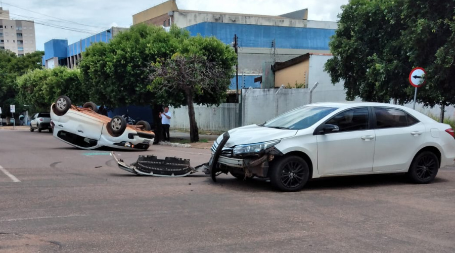 Condutor de Fiat Mobi invade preferencial bate em Corolla e capota no centro de Rondonópolis 1