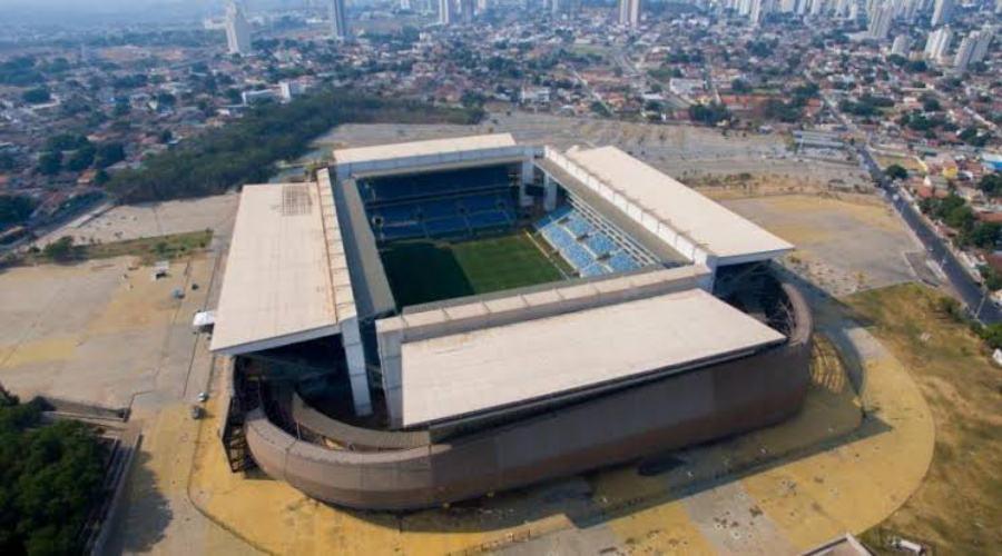 Torcedores são presos por invasão de campo na Arena Pantanal na final da Supercopa 1