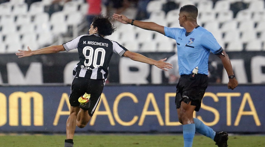 Garoto de 17 anos marca duas vezes dando a vitória ao Botafogo que reassume a ponta do Carioca 1