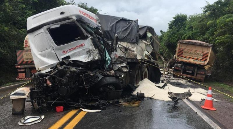 Carretas colidem de frente em Nova Mutum e um motorista morre e outro fica ferido 1