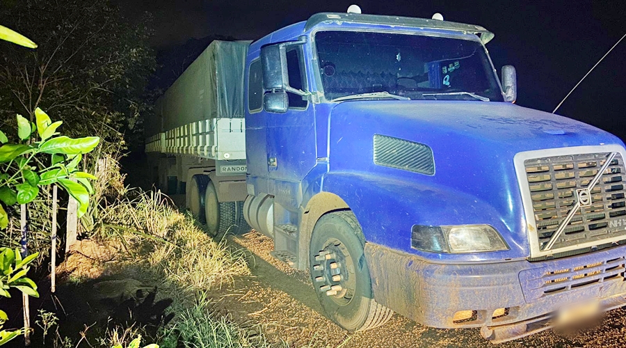 Carreta produto de roubo é recuperada pela PM após caminhoneiro ter ficar como refém 1