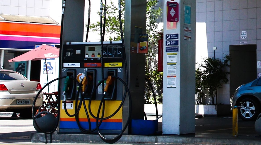 Gasolina deve chegar a R$ 5,05 nos postos, com redução nas refinarias a partir de hoje 1