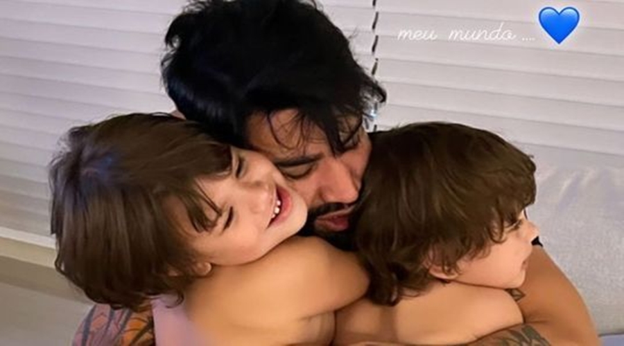 Gusttavo Lima posa com os filhos após susto por intoxicação alimentar 1