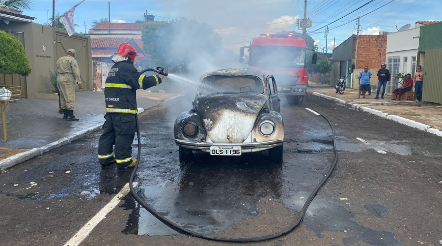 Fusca conduzido por idoso fica completamente destruído após pegar fogo no centro de Rondonópolis 1