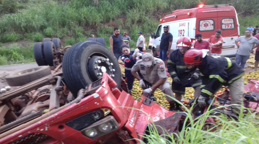 Caminhão tomba na Serra da Petrovina, motorista fica preso nas ferragens e é resgatado com vida 1