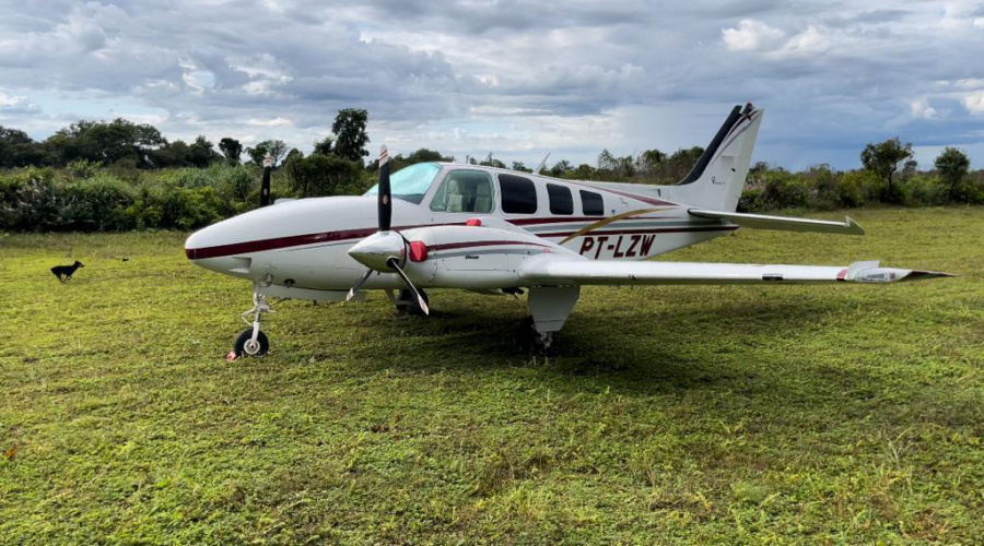 Avião usado por criminosos para transportar entorpecente é apreendido e piloto é preso 1