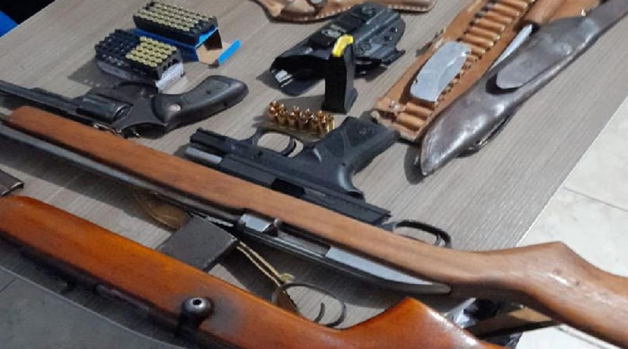 PM apreende cinco armas de fogo e prende quatro pessoas por porte ilegal no interior 1